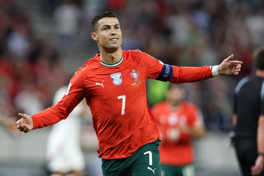 Cầu thủ lương cao nhất thế giới Cristiano Ronaldo